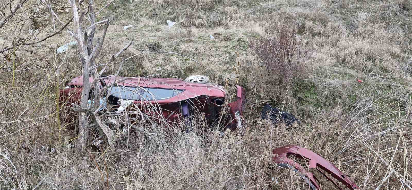 Kontrolden çıkan otomobil dere yatağına uçtu: 4 yaralı
