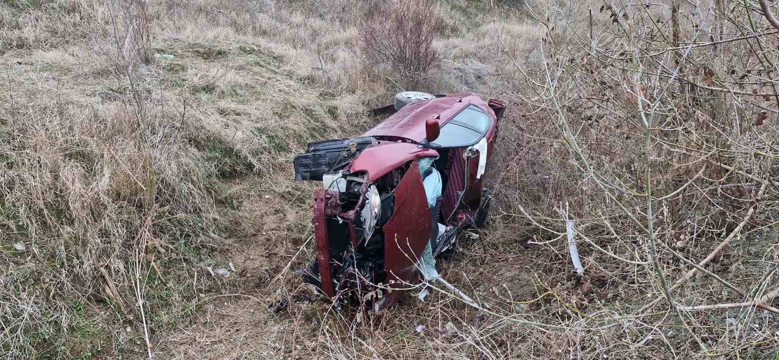 Kontrolden çıkan otomobil dere yatağına uçtu: 4 yaralı
