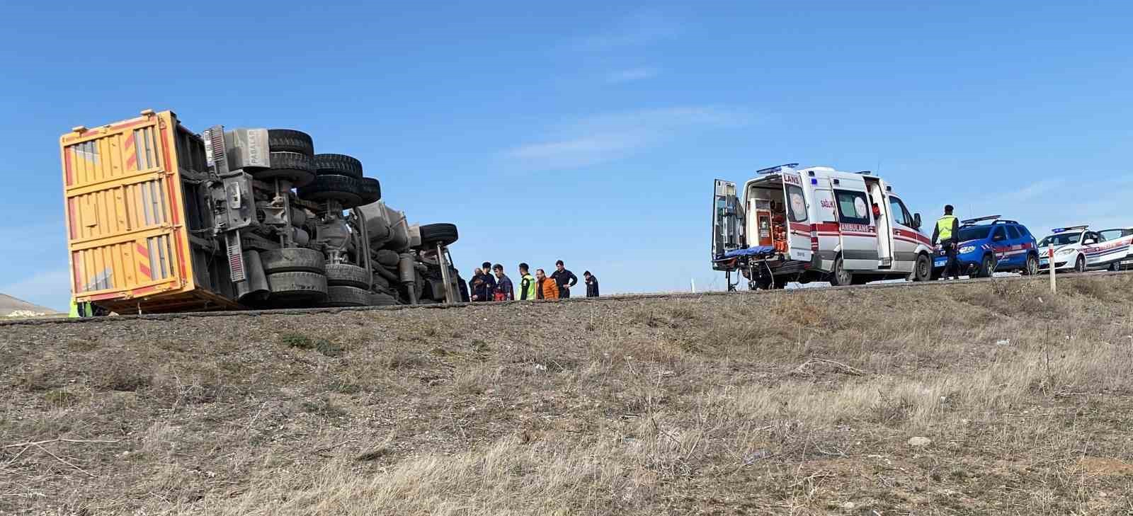 Konya’da hafriyat kamyonu devrildi: 1 yaralı

