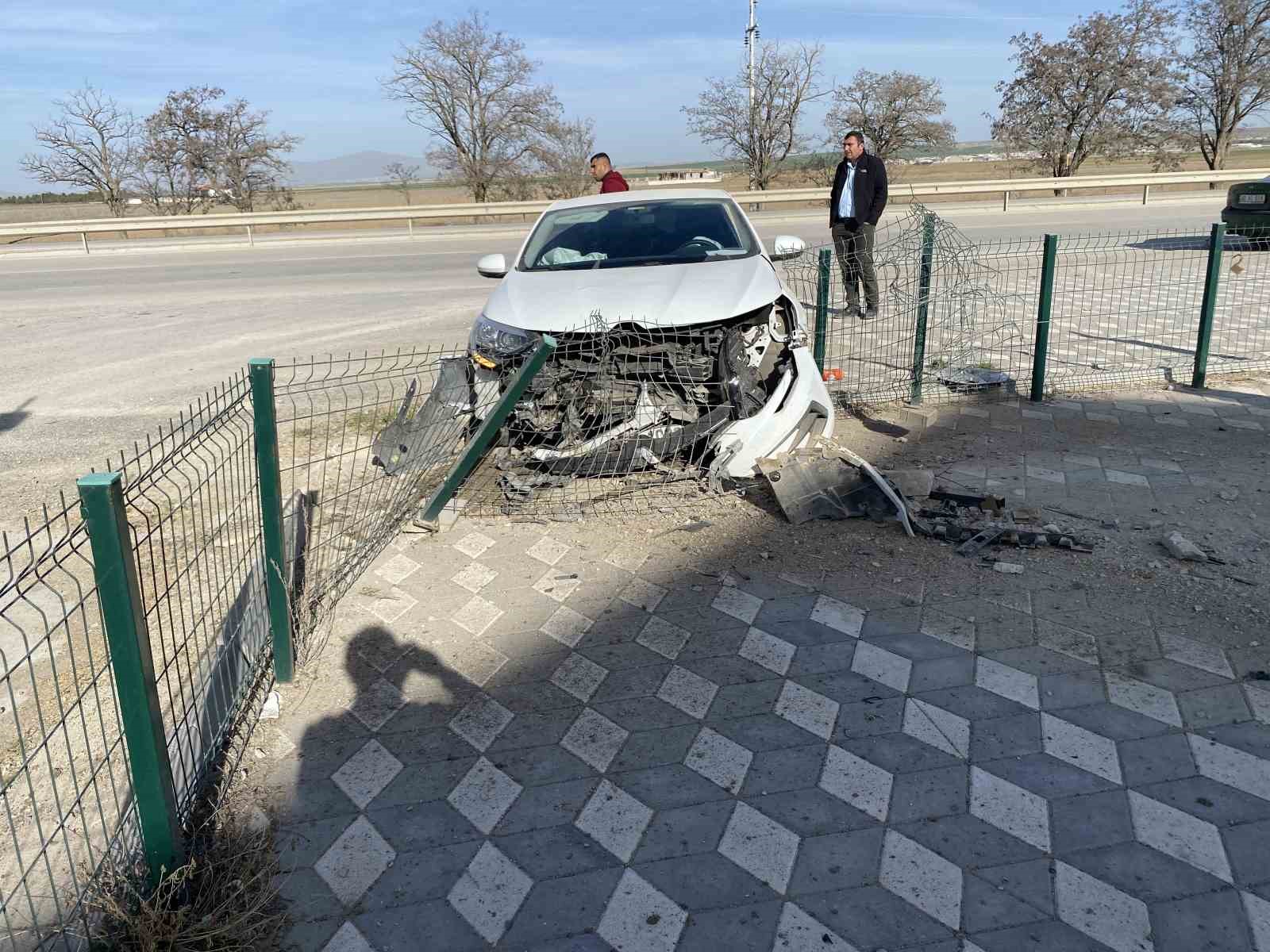 Konya’da otomobil demir çitlere çarptı: 2 yaralı