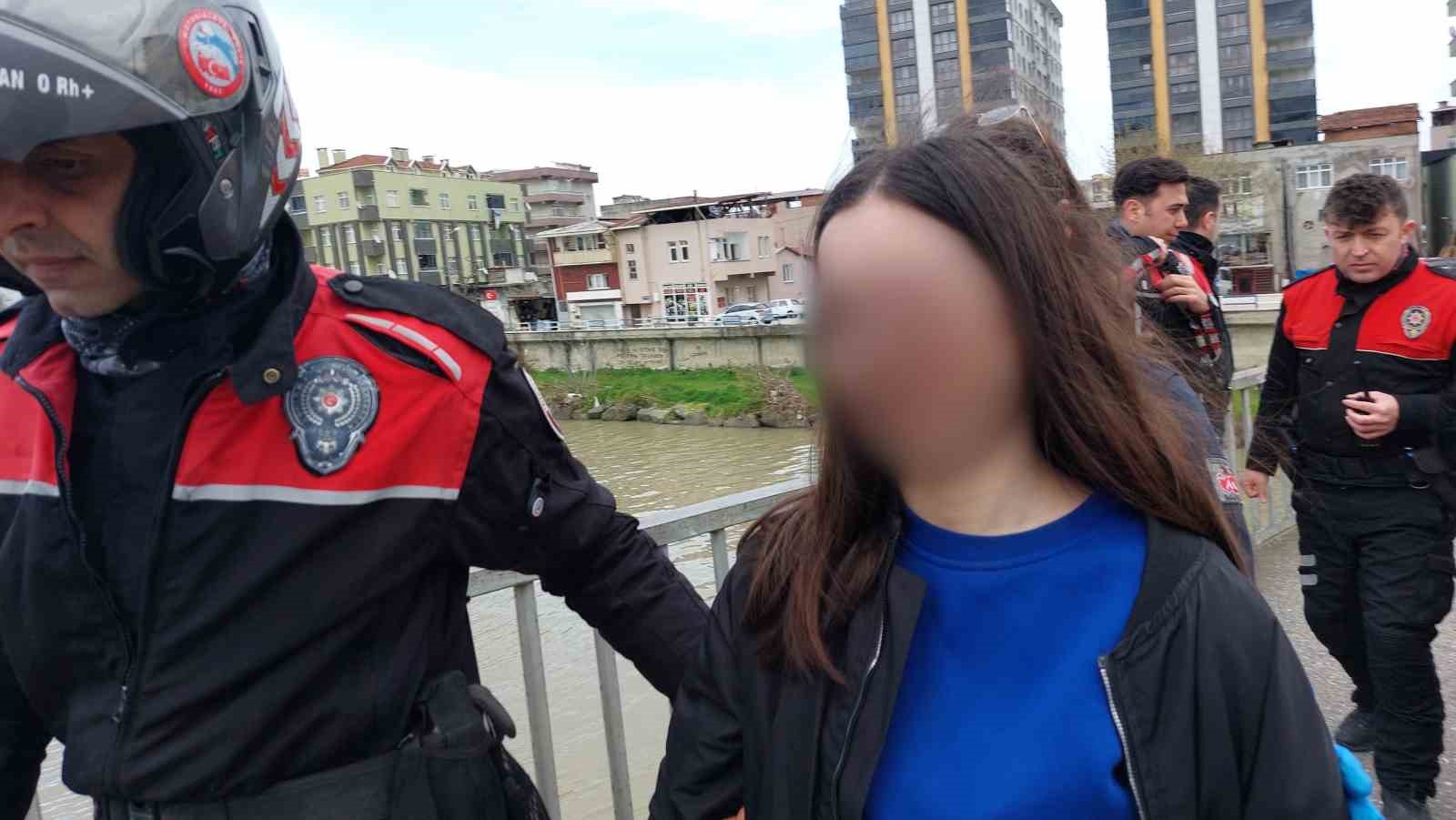 Köprüde intihara kalkışan kız çocuğunu Yunus polisleri ikna etti
