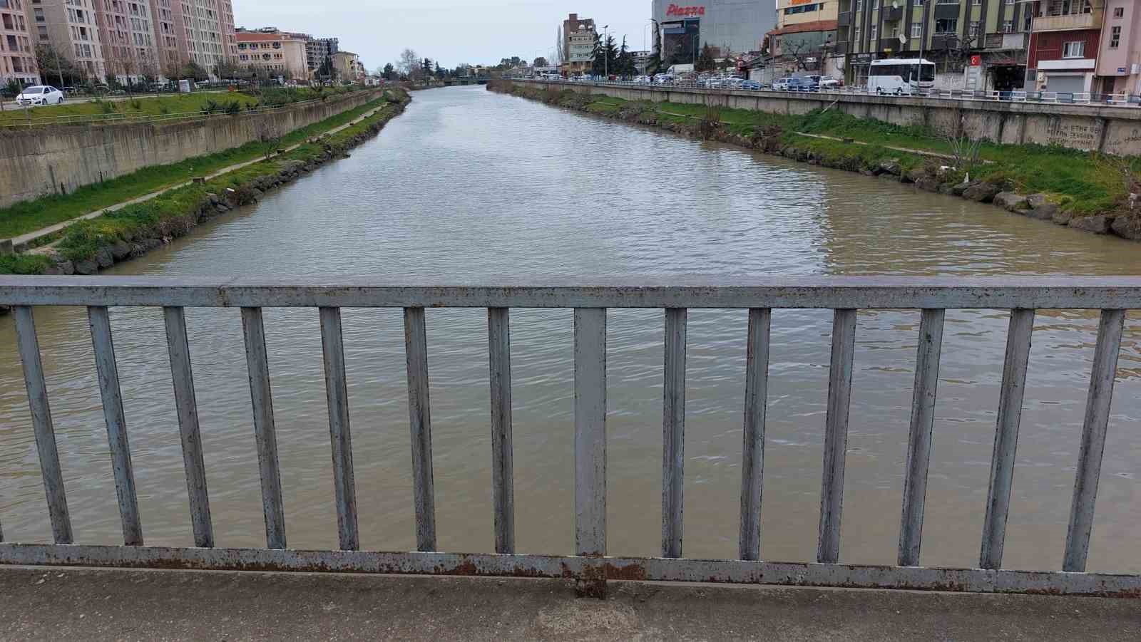 Köprüde intihara kalkışan kız çocuğunu Yunus polisleri ikna etti
