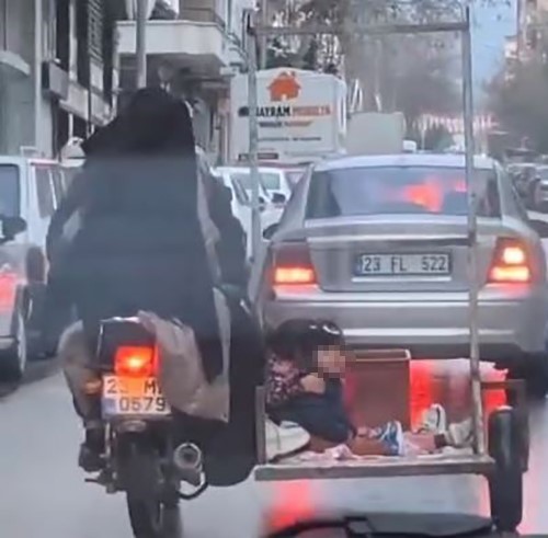 Küçük çocukların tehlikeli motosiklet yolculuğu kamerada