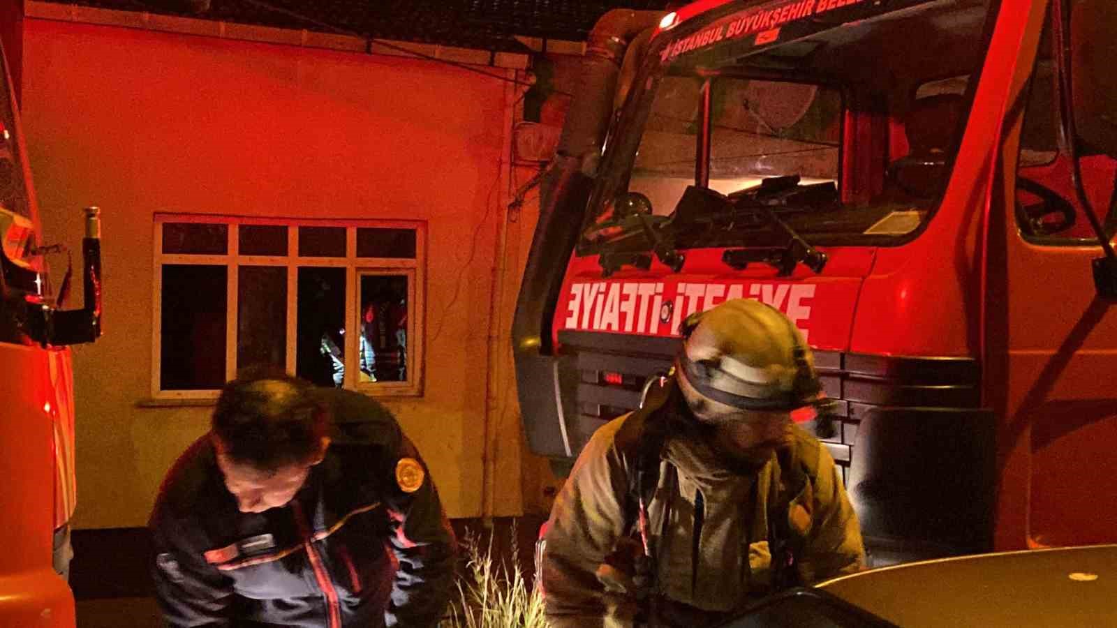 Küçükçekmece’de 2 katlı binanın giriş katında korkutan yangın: 2 yaralı
