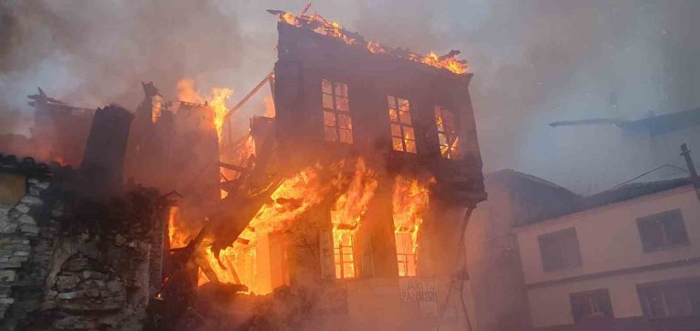 Kuşadası’nda tarihi bina alev alev yandı