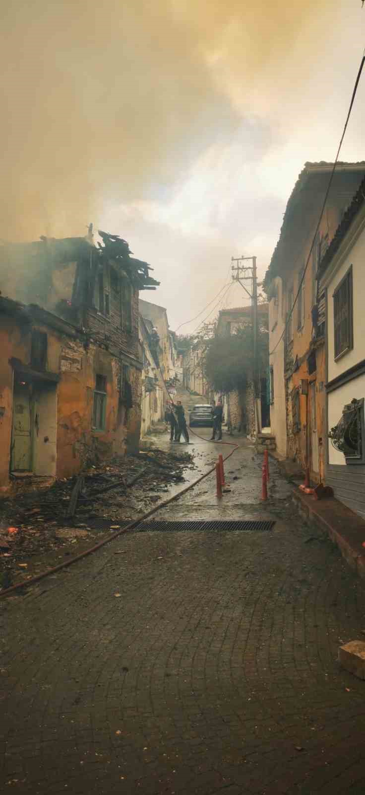 Kuşadası’nda tarihi bina alev alev yandı
