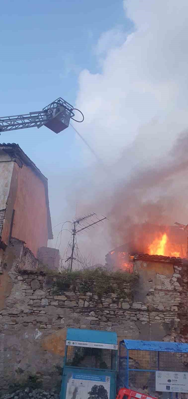 Kuşadası’nda tarihi bina alev alev yandı
