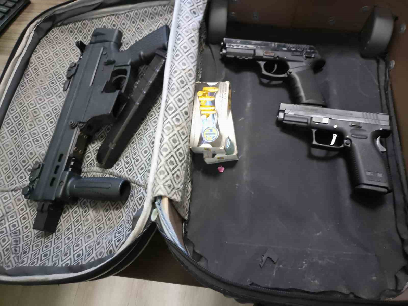 Kütahya’da otomatik silah, 2 tabanca ve çelik yelekler ele geçirilen 2 zanlı tutuklandı
