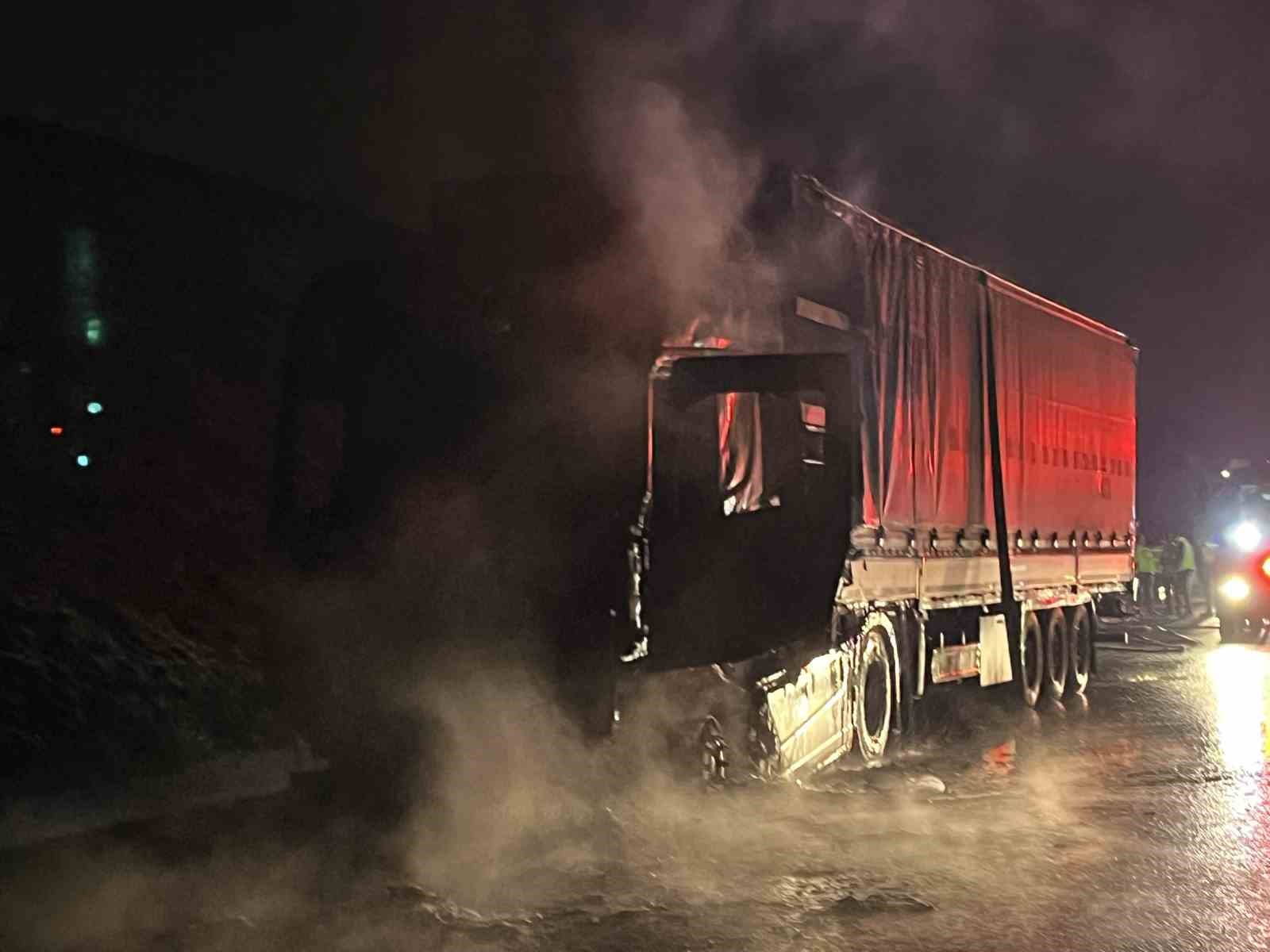 Kuzey Marmara Otoyolu’nda asit yüklü tır alev alev yandı
