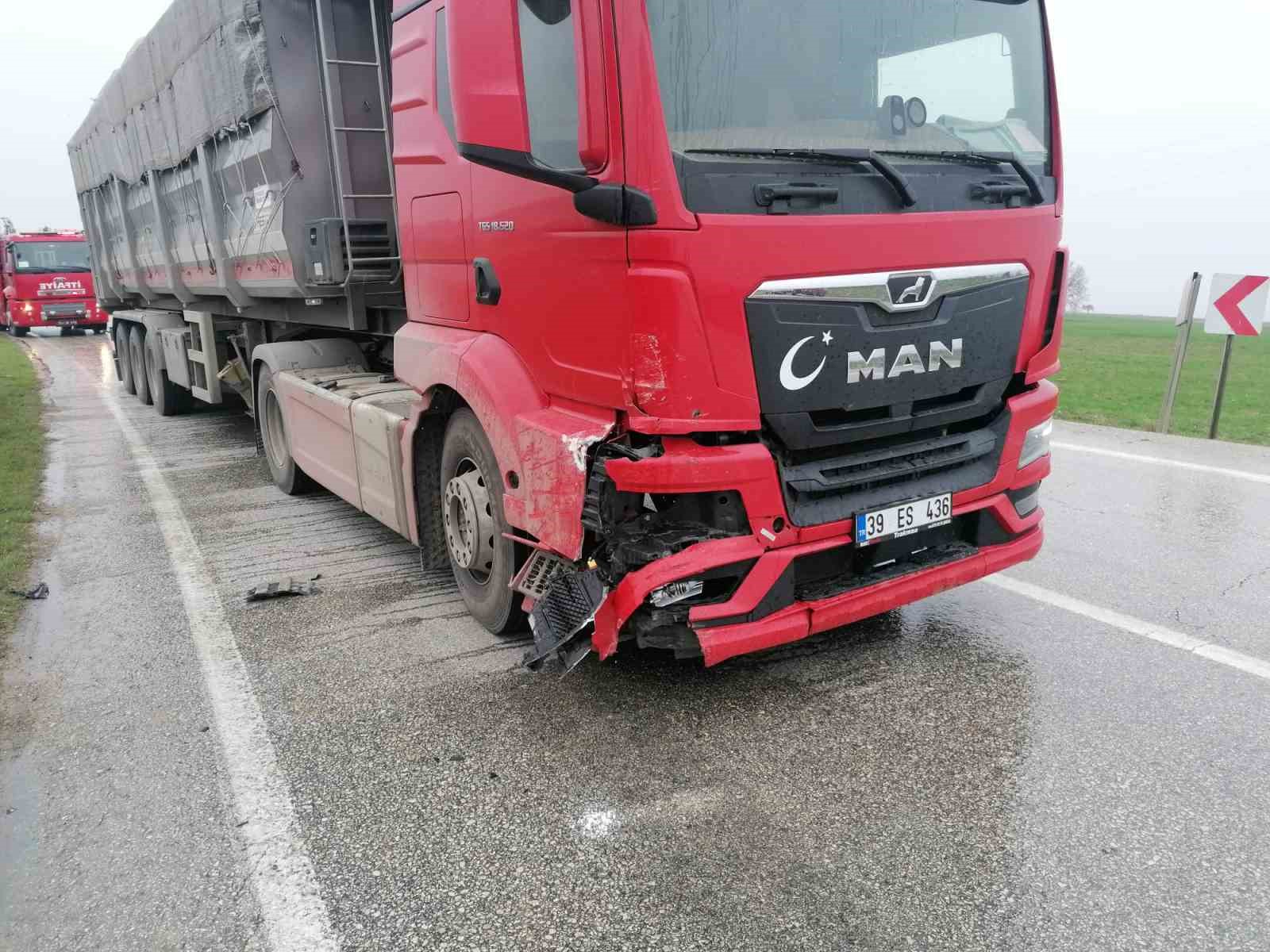 Lüleburgaz’da otomobil kamyonla çarpıştı: 1 yaralı
