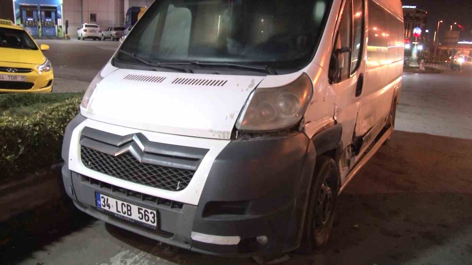 Maltepe’de alkollü sürücünün kullandığı otomobil 2 araca çarptı: 1 yaralı
