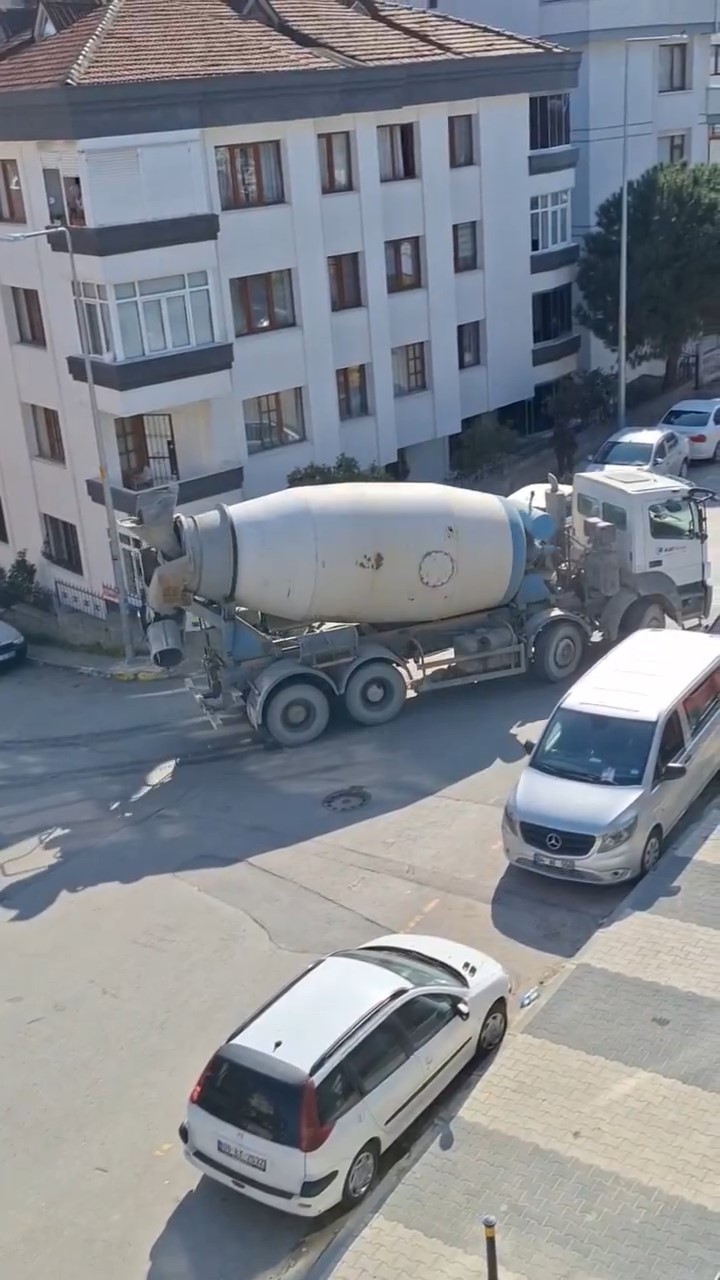 Maltepe’de beton dökerek ilerleyen mikser sürücüsüne 2 bin 648 lira ceza
