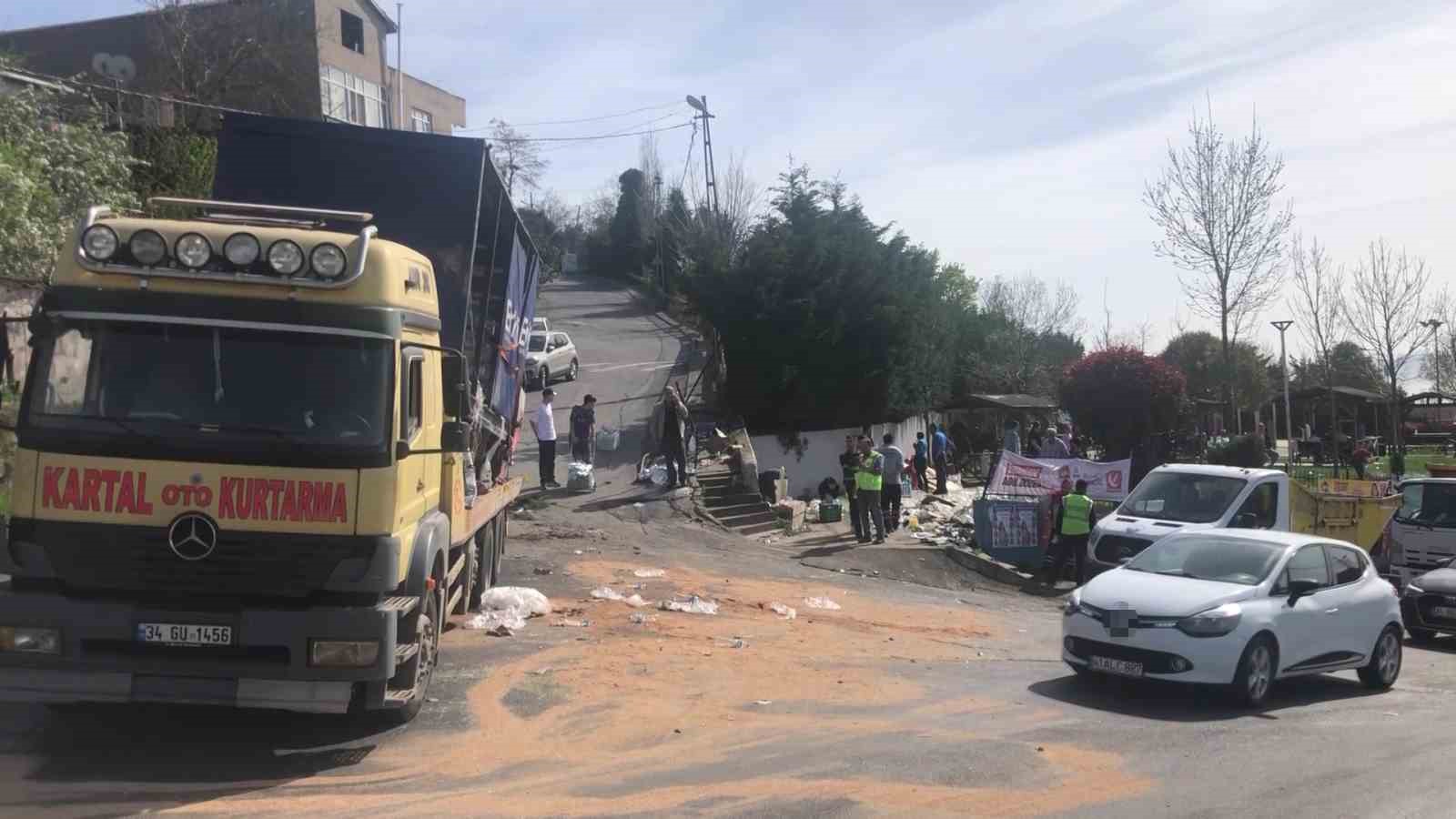 Maltepe’de kontrolden çıkan kamyonet araca çarpıp parka daldı