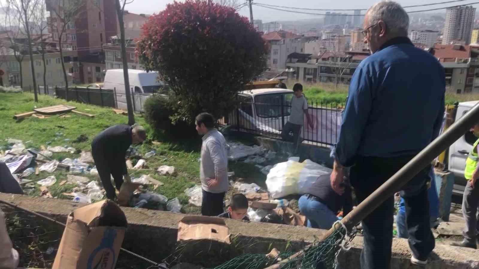 Maltepe’de kontrolden çıkan kamyonet araca çarpıp parka daldı
