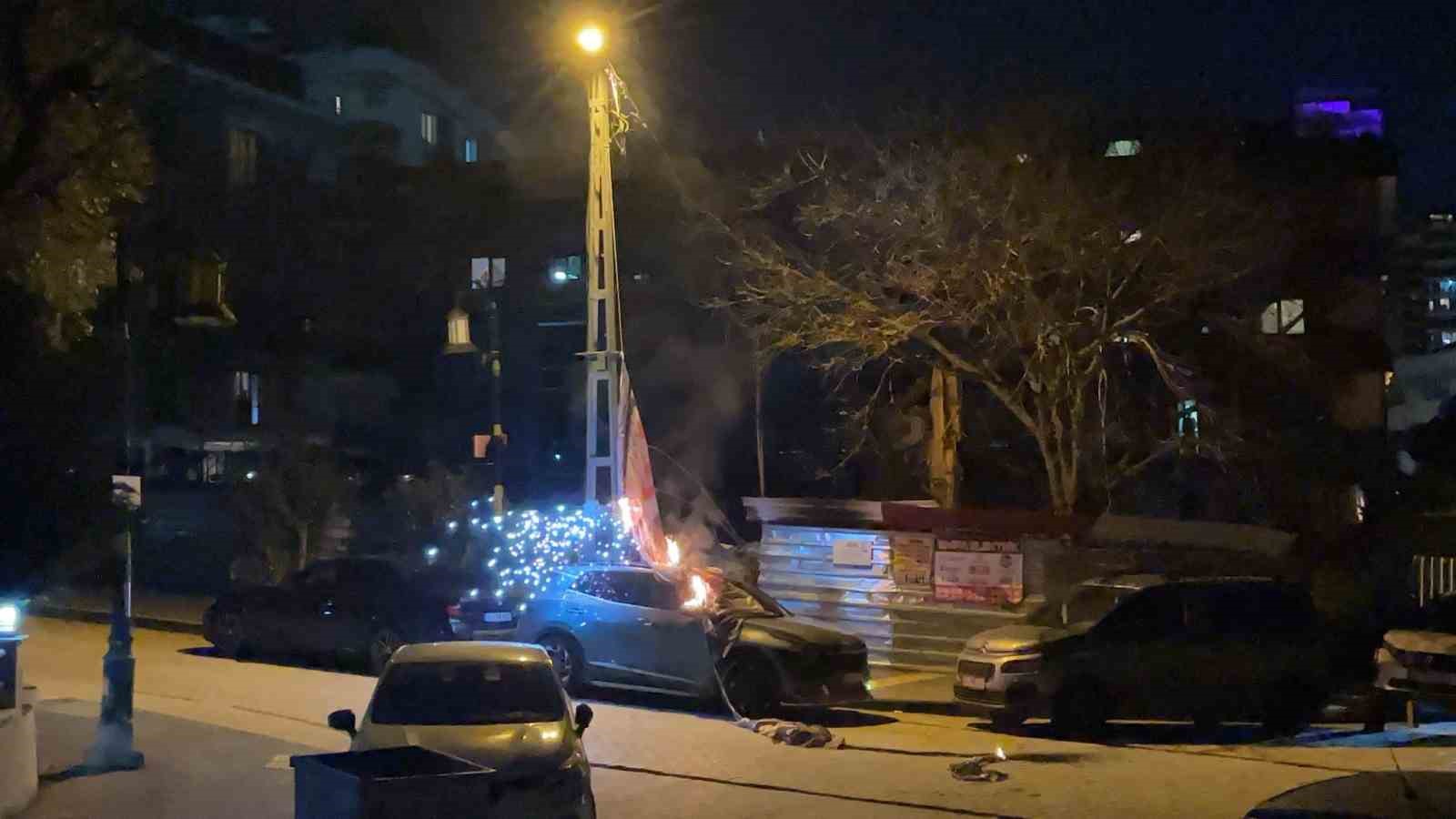 Maltepe’de seçim bayrağı asılan elektrik kablosu düştü, lüks araç yandı
