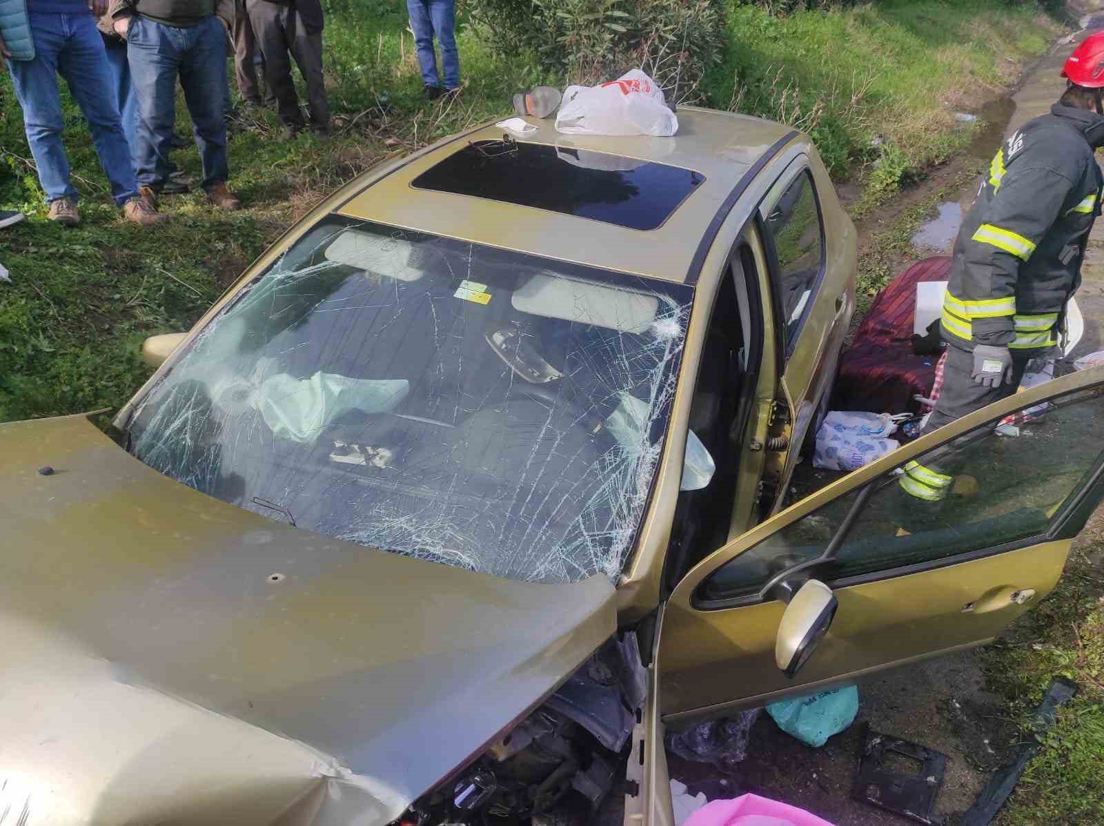 Manisa’da otomobil menfeze çarptı: 2 ağır yaralı