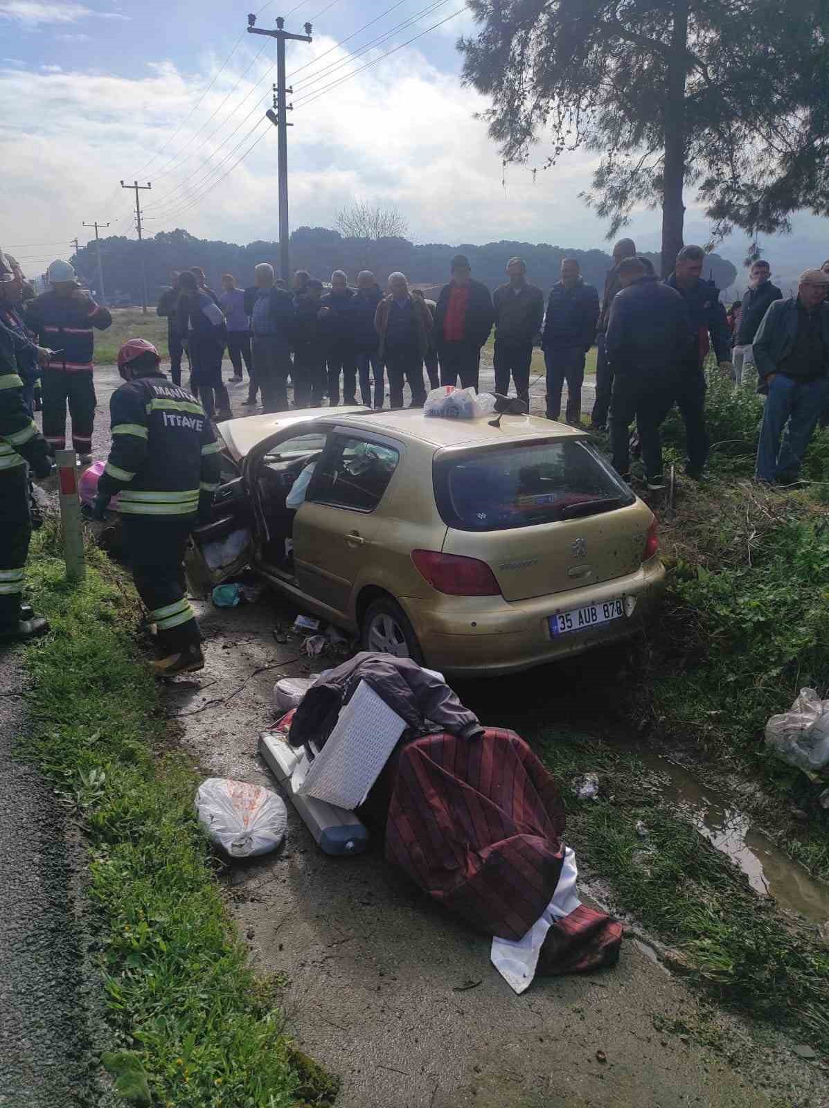 Manisa’da otomobil menfeze çarptı: 2 ağır yaralı
