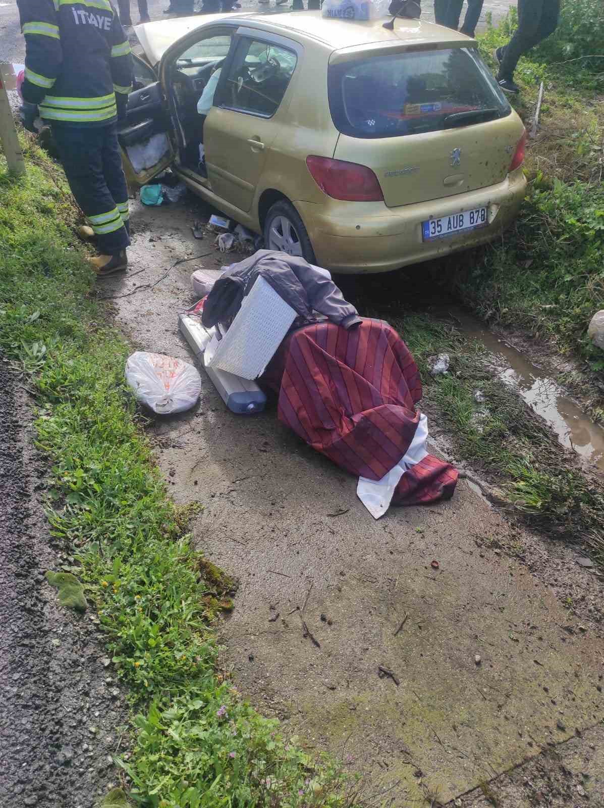 Manisa’da otomobil menfeze çarptı: 2 ağır yaralı
