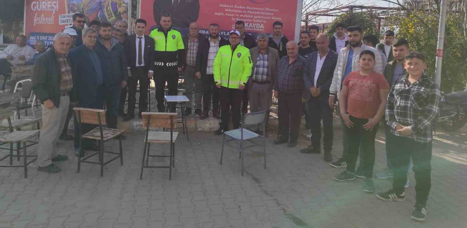 Manisa’da traktörlere reflektör ve tepe lambası takıldı
