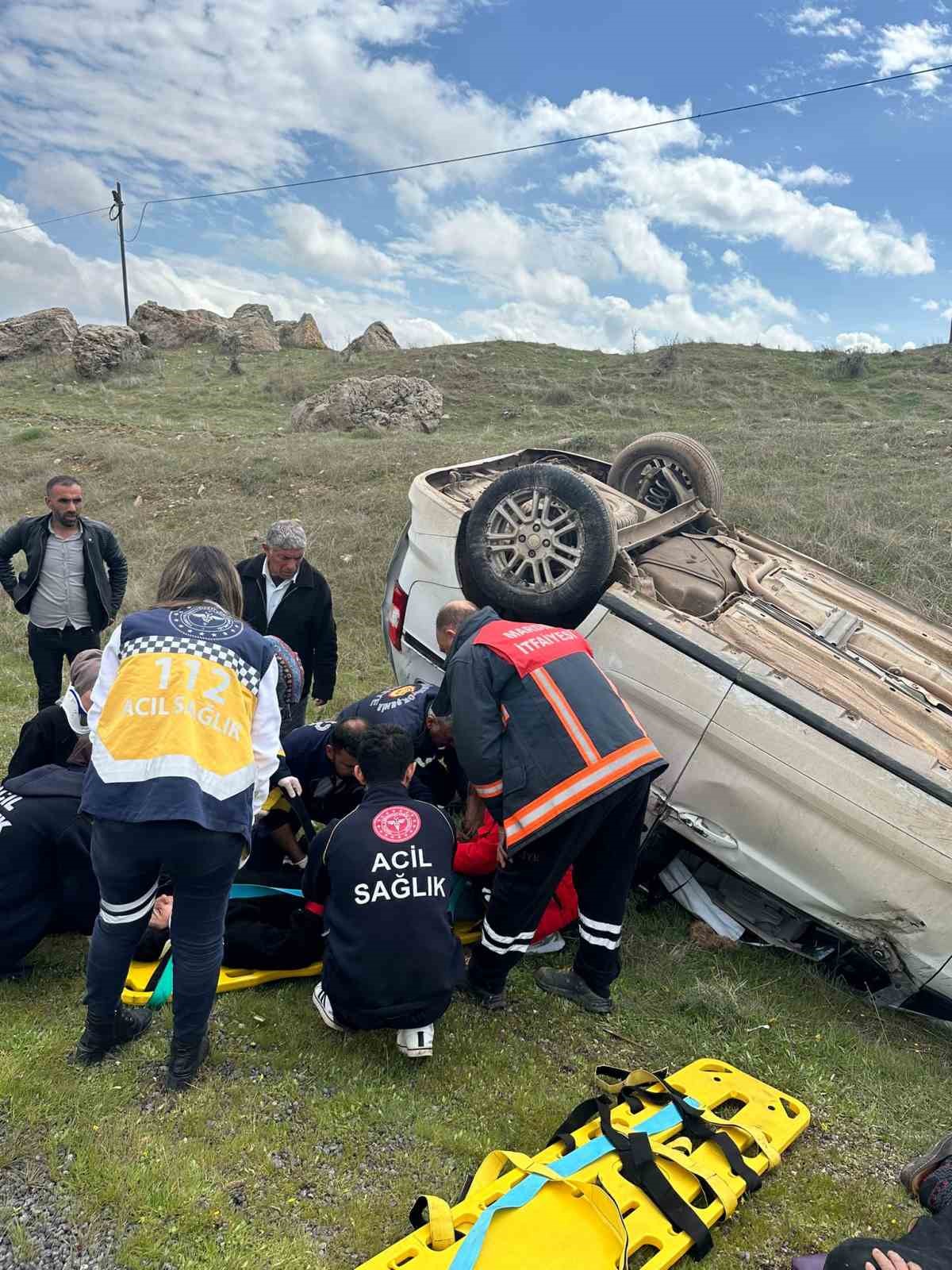 Mardin’de hafif ticari araç takla attı: 4 yaralı
