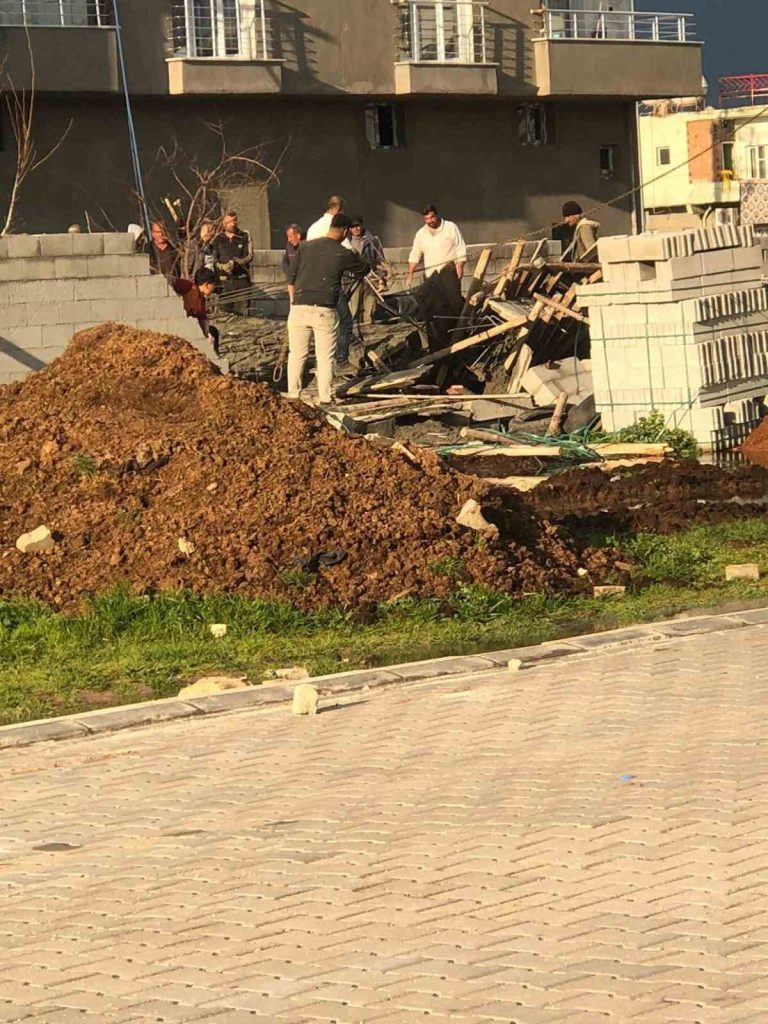 Mardin’de inşaat iskelesi çöktü, 2 işçi yaralandı