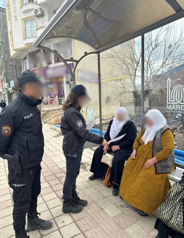 Mardin’de polis ekipleri dolandırıcılığa karşı vatandaşları bilgilendirdi