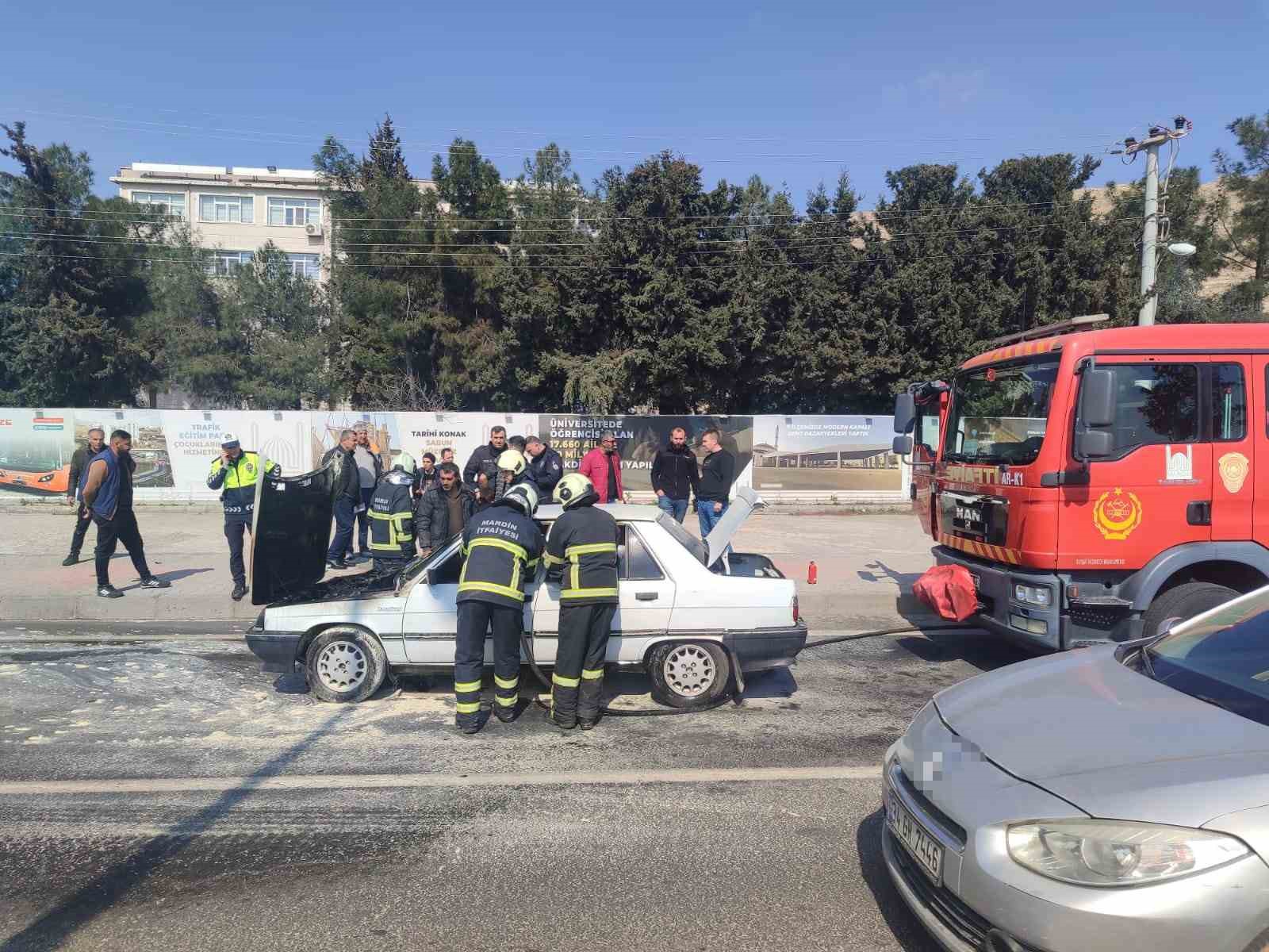Mardin’de seyir halindeki otomobil yandı
