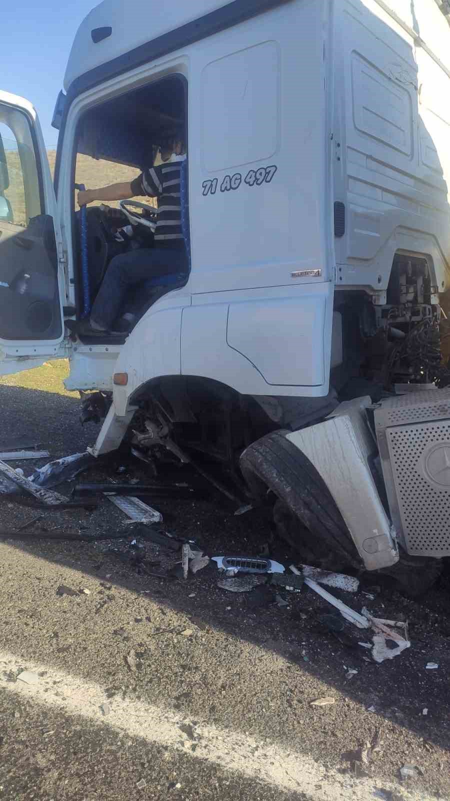 Mardin’de tanker ile otomobil çarpıştı: Öğretmen hayatını kaybetti
