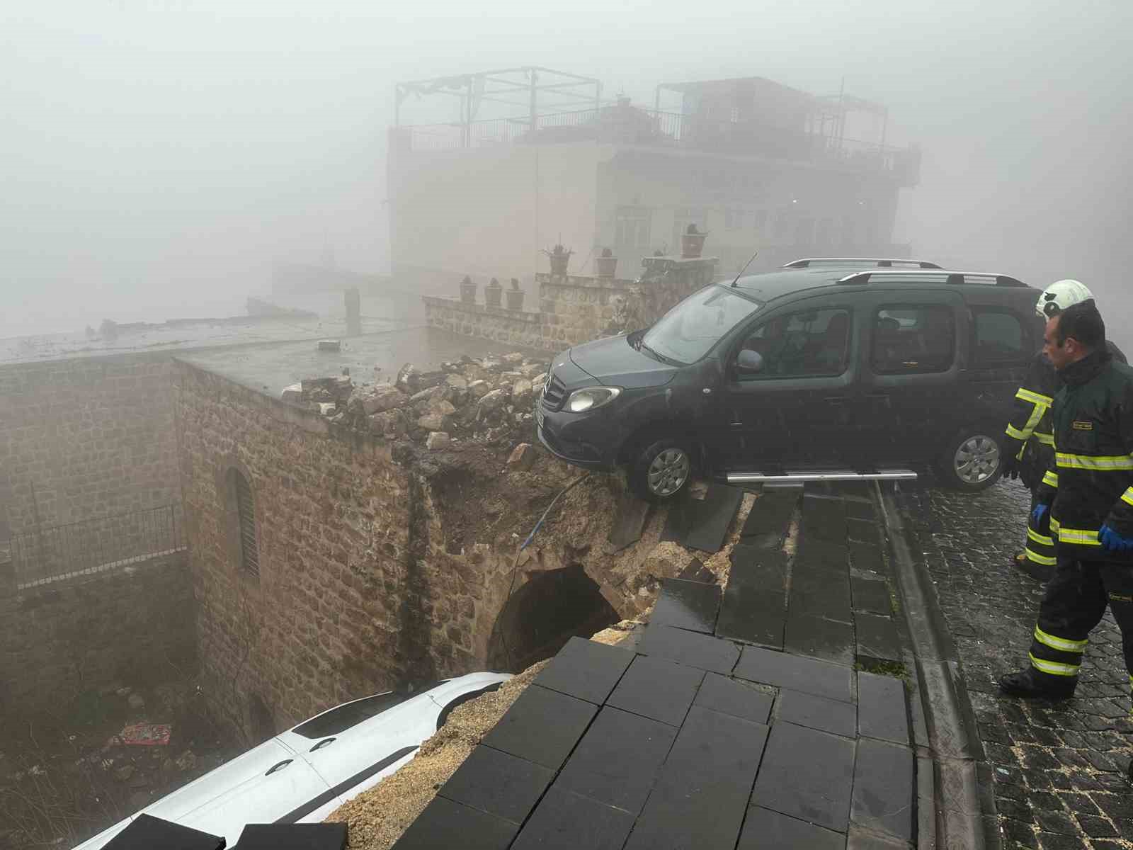 Mardin’de yağış sonrası yol çöktü: 2 araç hasar gördü
