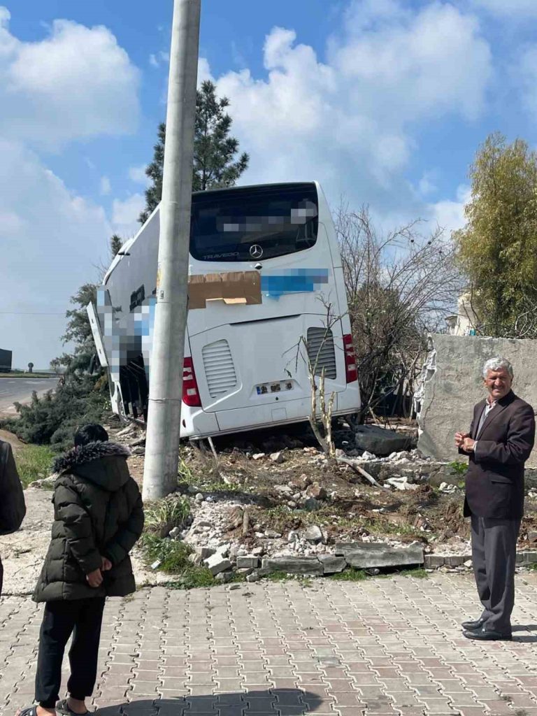 Mardin’de yolcu otobüsü bir evin bahçesine girdi