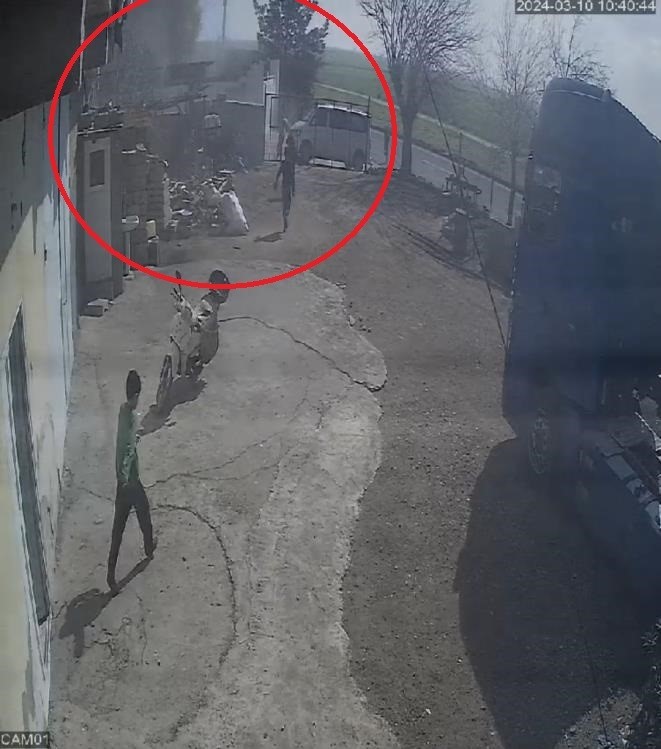 Mardin’de yolcu otobüsünün evin bahçe duvarına çarptığı anlar güvenlik kamerasına yansıdı