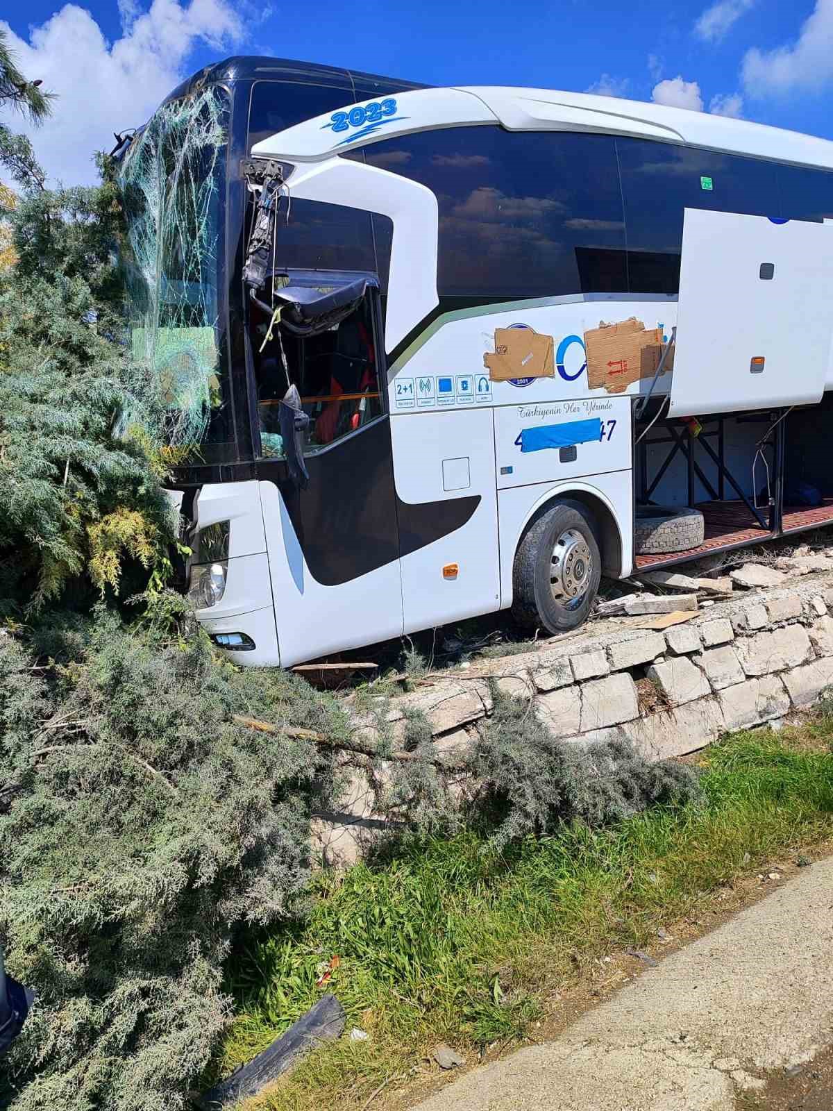Mardin’de yolcu otobüsünün evin bahçe duvarına çarptığı anlar güvenlik kamerasına yansıdı

