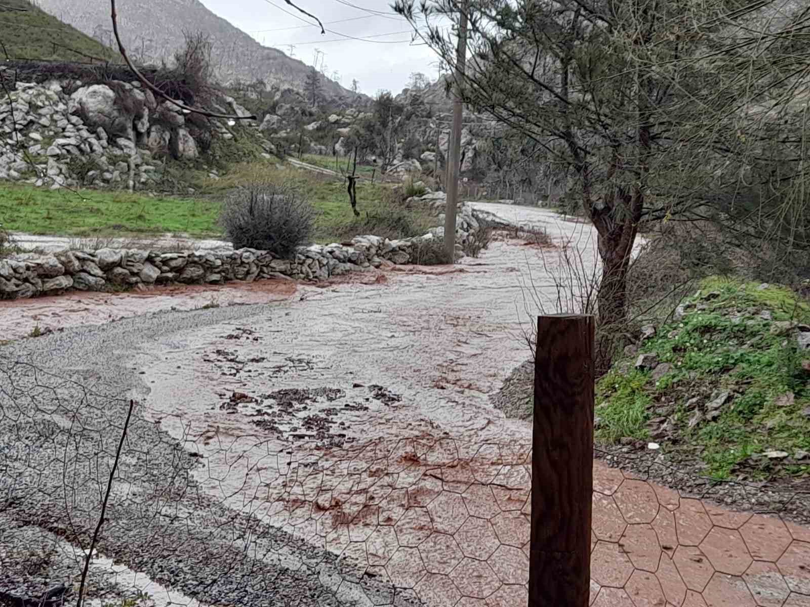 Marmaris’te önce fırtına, sonra sağanak yağış etkili oldu
