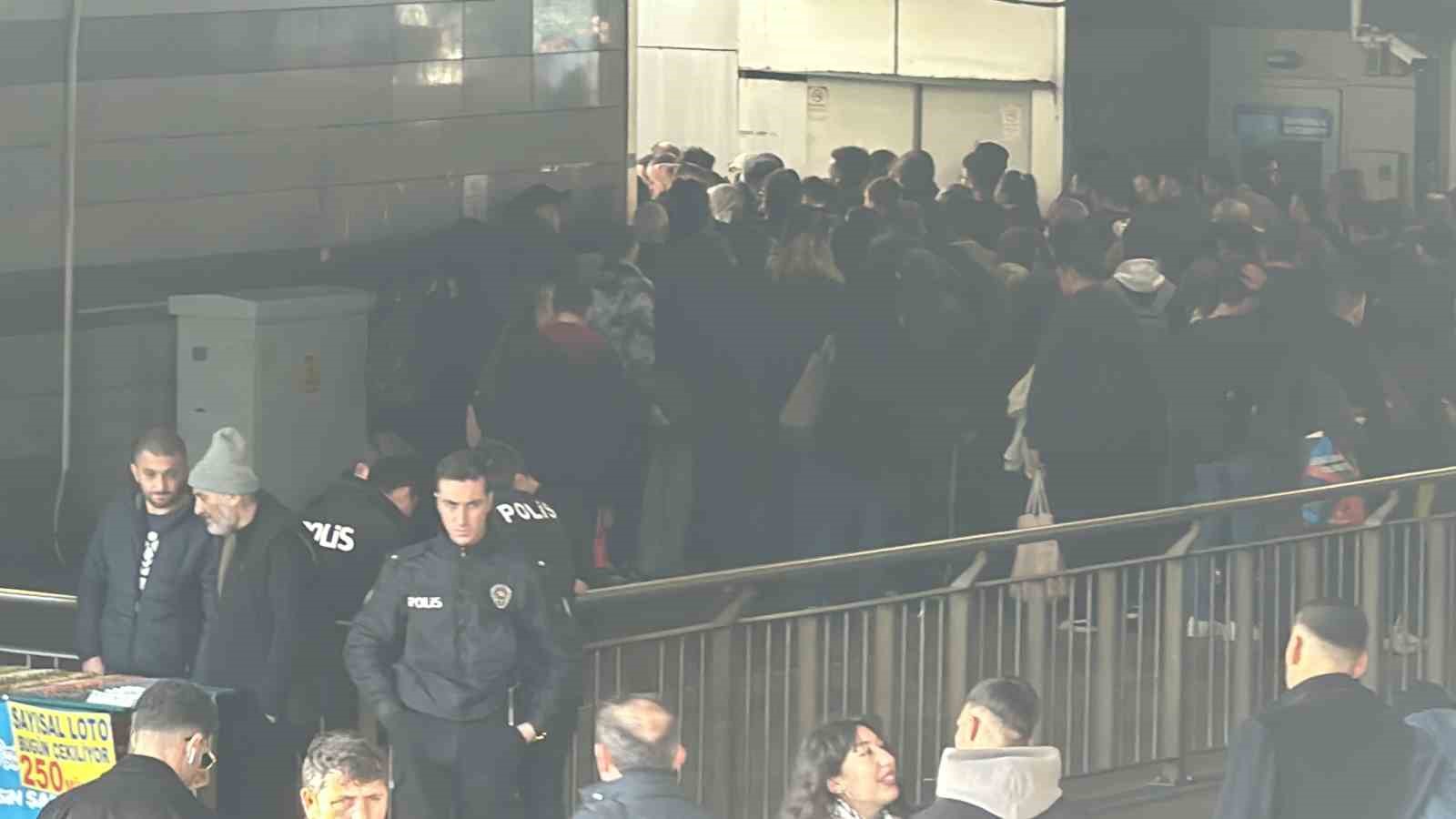 Mecidiköy metrobüs durağındaki yürüyen merdiven aniden durdu: 3 yaralı
