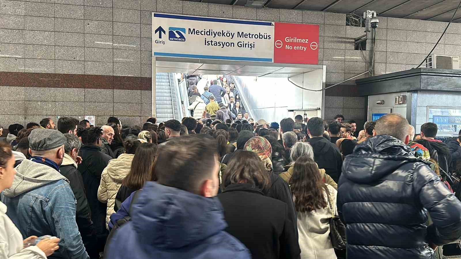Mecidiköy metrobüs durağındaki yürüyen merdiven aniden durdu: 3 yaralı
