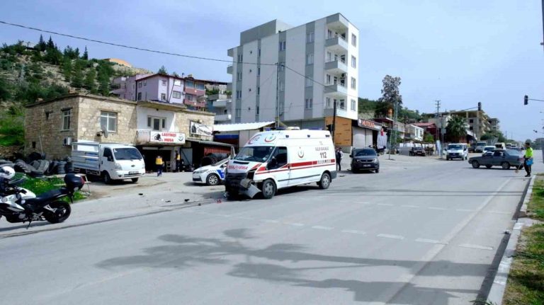 Mersin’de ambulans ticari araçla çarpıştı