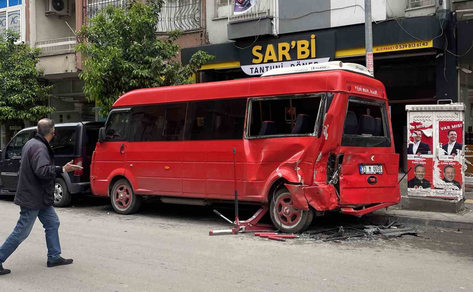 Mersin’de zincirleme kazada 2 kişi yaralandı
