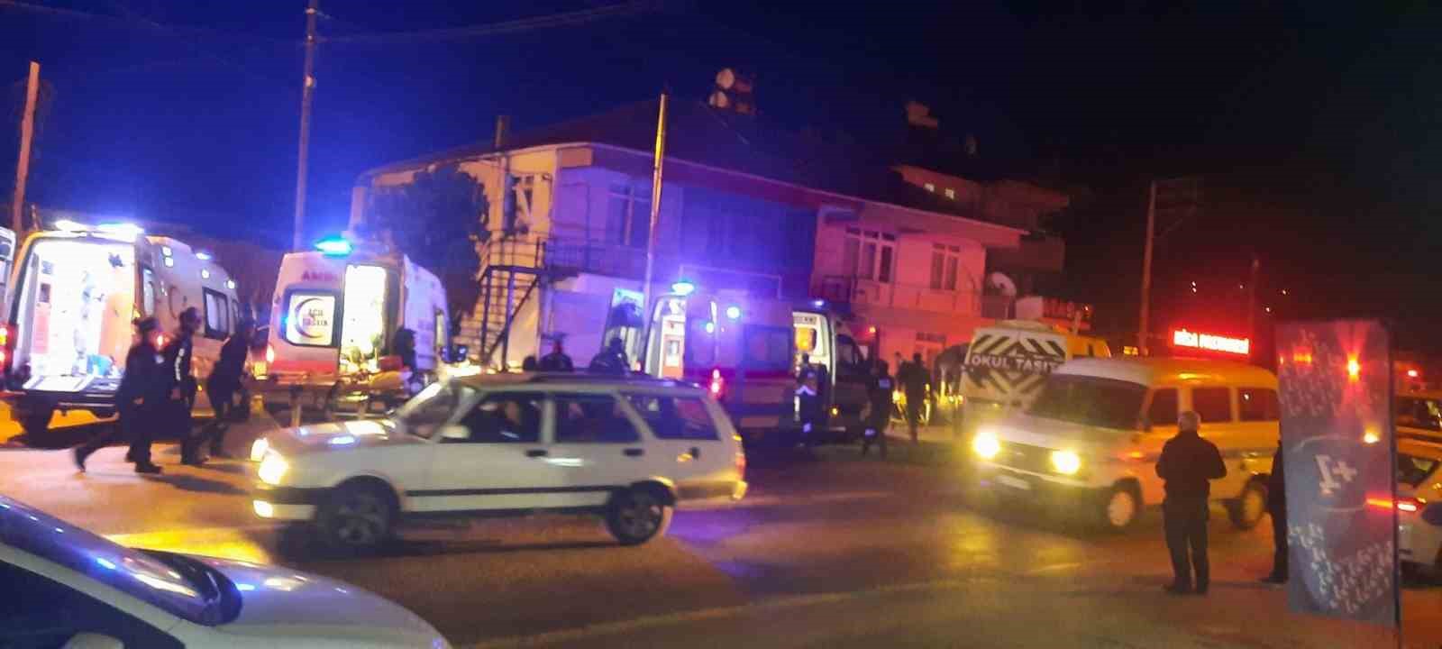 Milas’ta servis minibüsleri çarpıştı: 29 yaralı
