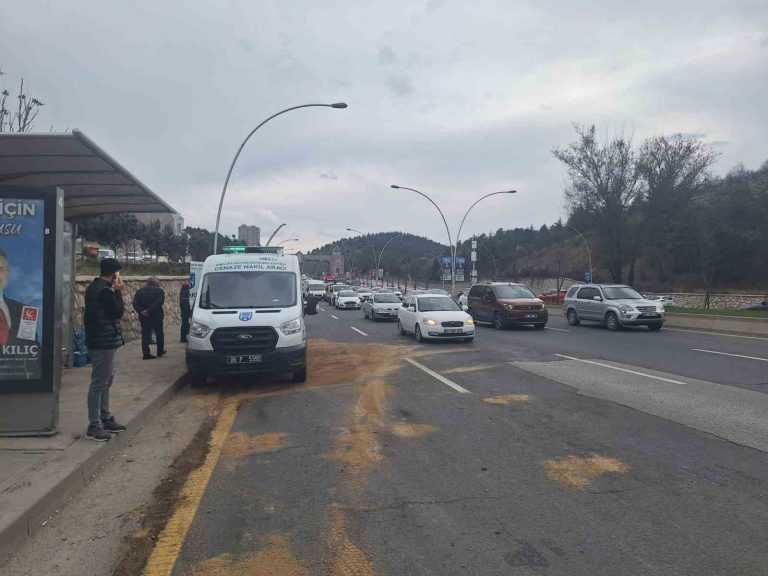 Minibüs belediye otobüse çarptı: 1 ölü, 1 yaralı