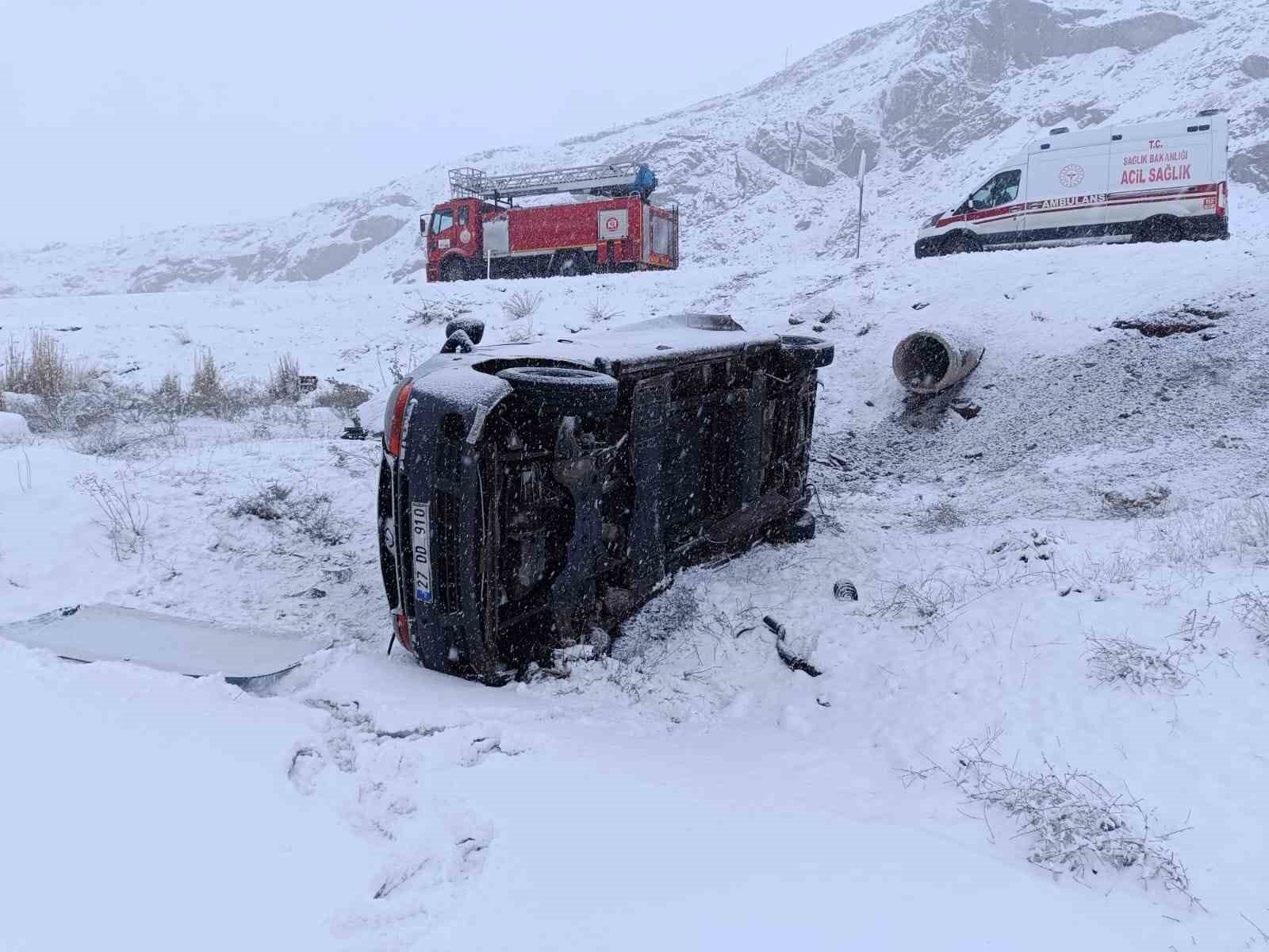 Minibüs şarampole yuvarlandı: 4 yaralı