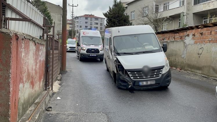 Minibüsün elektrik direği ve çöp konteynerine çarptığı kaza kamerada
