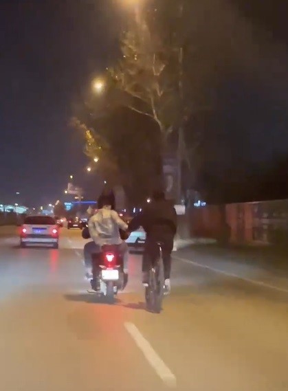 Motosiklet ile bisikleti çekti…Tehlikeli anlar kamerada