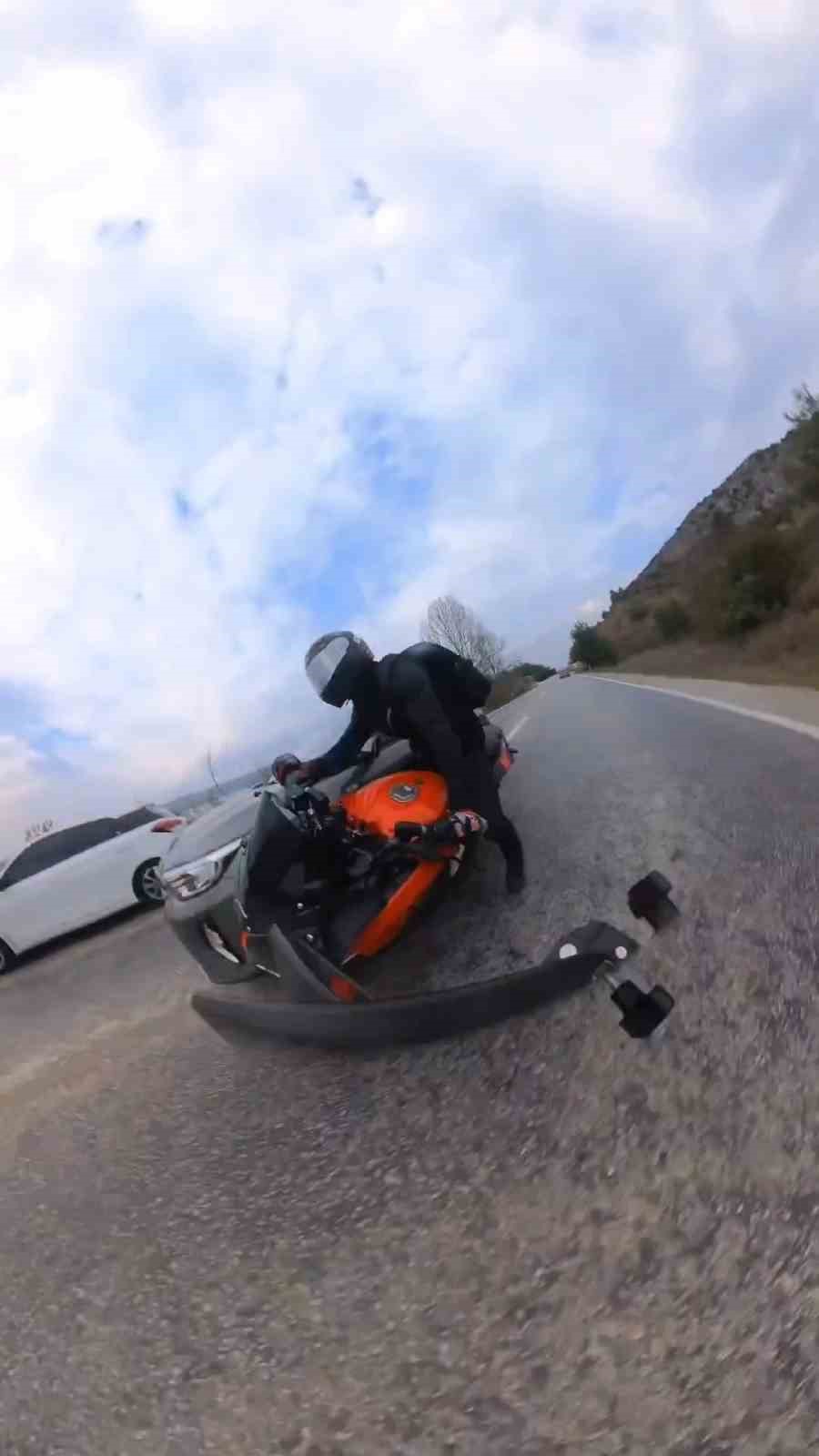 Motosiklet ile otomobilin kazası aksiyon kamerasında
