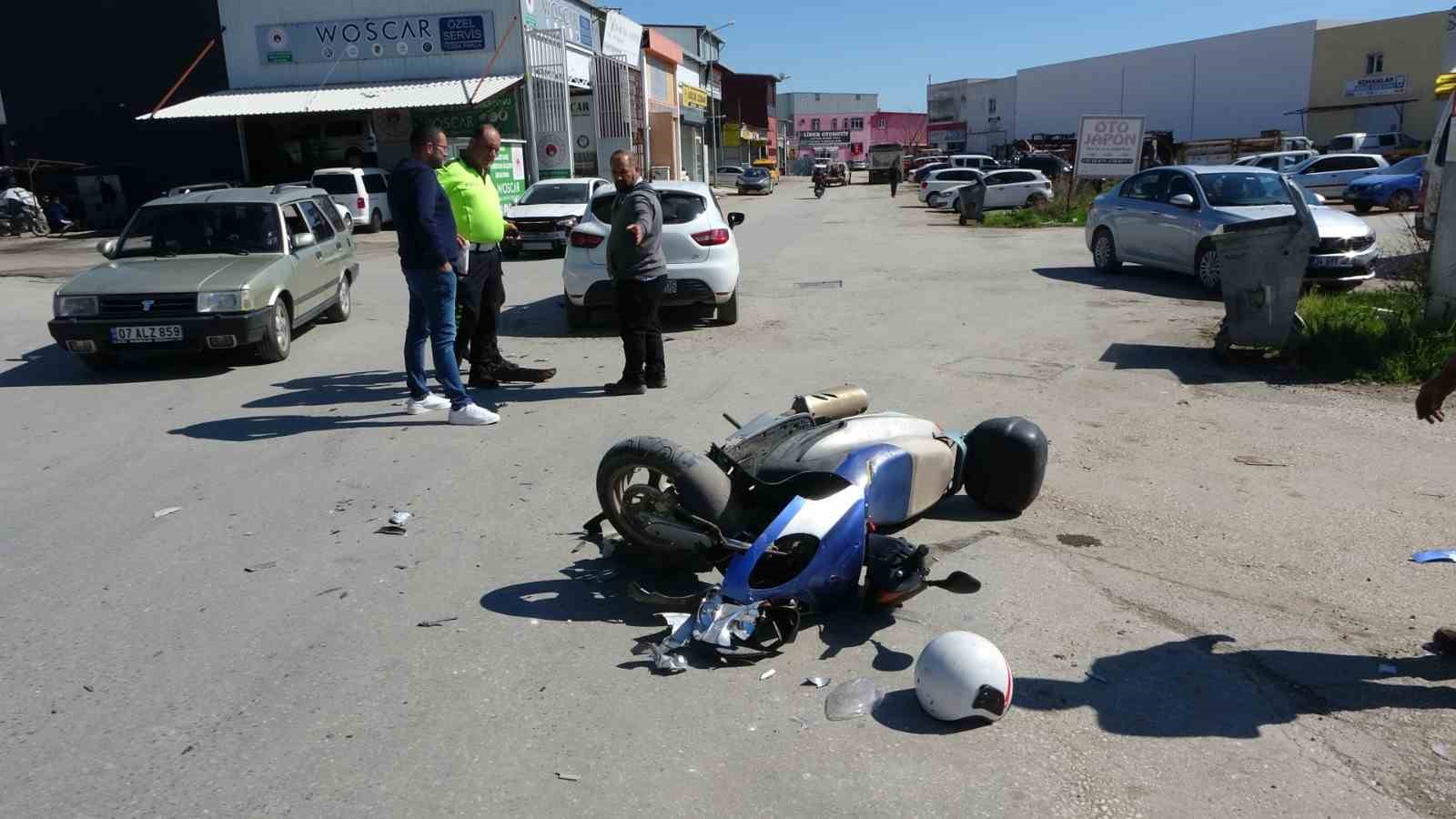 Motosiklet otomobile çarptı: 1 yaralı
