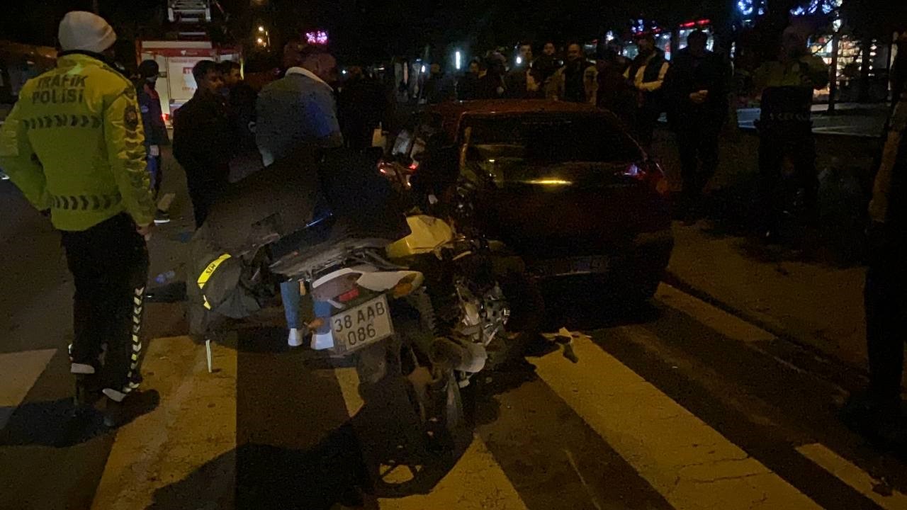 Motosiklet park halindeki otomobile çarptı: 2 yaralı
