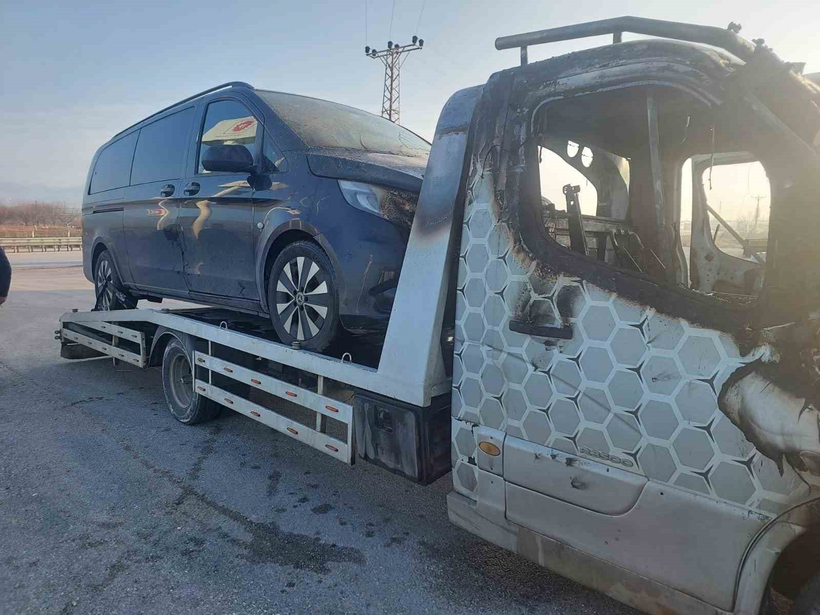 Mustafa Destici’nin kaza yapan makam aracını taşıyan çekici Amasya’da yandı
