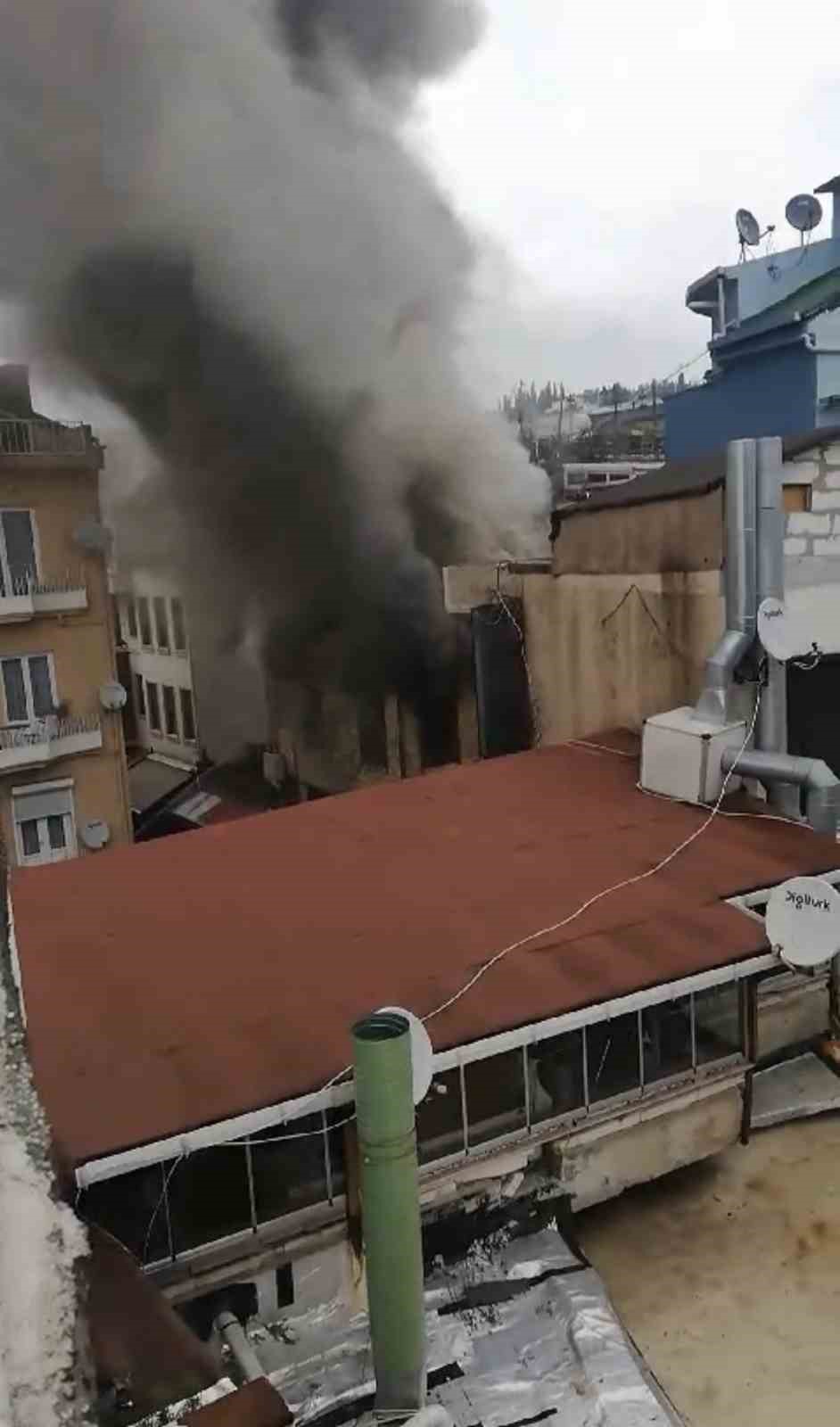 Ortaköy’de bulunan 2 katlı iş yeri alev alev yandı
