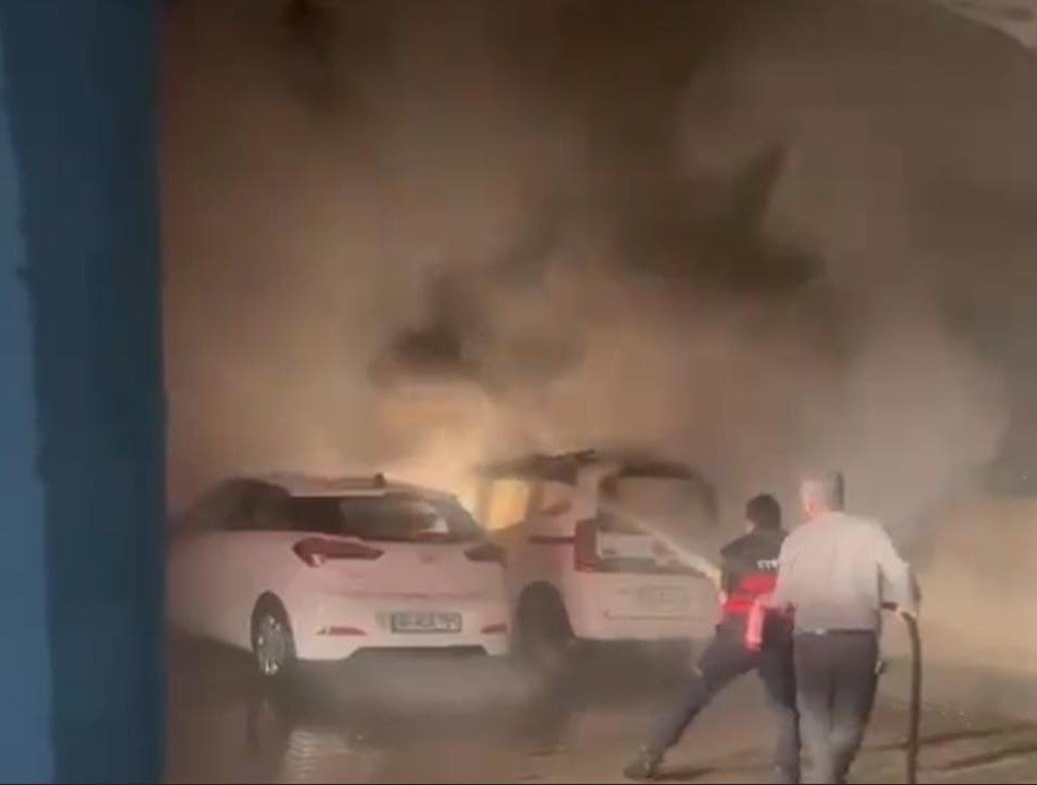 Osmaniye’de park halindeki araç alev alev yandı
