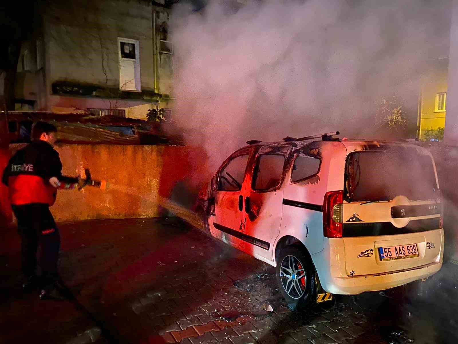 Osmaniye’de park halindeki araç alev alev yandı
