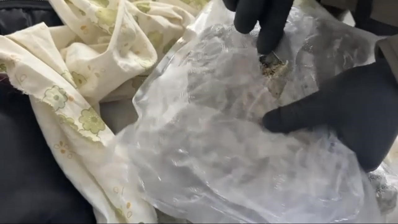Osmaniye’de yolcu minibüsünde 2 kilo 150  gram uyuşturucu ele geçirildi
